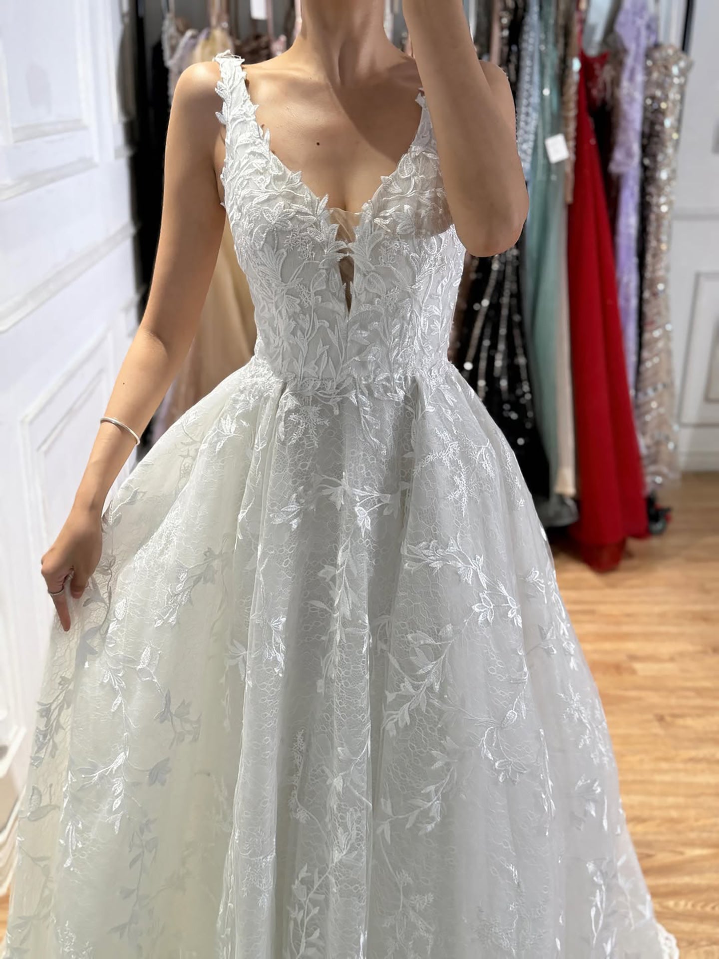 Luxury White Lace V-Neck Low Back Appliques A-Line Wedding Dress HA2541